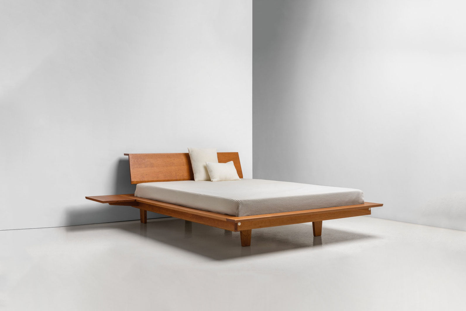 Lit Plateforme - Minimaliste à l'extrême, il se débarrasse de toute prétention grâce à ses larges surfaces qui l'entourent.