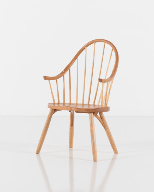 Chaise à accoudoirs continus pour enfant – Hormis sa taille réduite, elle est identique au modèle pour adulte.